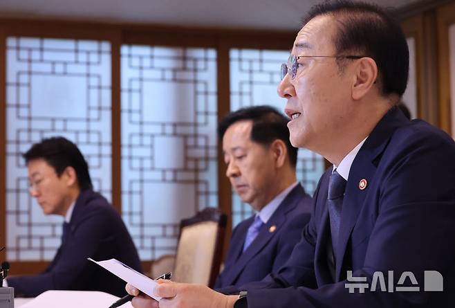 [서울=뉴시스] 김명원 기자 = 김윤덕 국토교통부 장관이 7일 오전 서울 종로구 정부서울청사에서 열린 부동산관계장관회의에 참석해 발언하고 있다. 2025.09.07. kmx1105@newsis.com