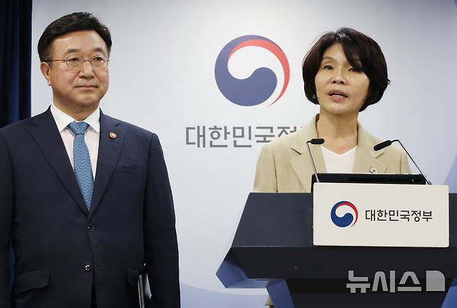 [서울=뉴시스] 김명원 기자 = 한정애 더불어민주당 정책위의장이 7일 서울 종로구 정부서울청사에서 정부조직 개편방안 등 고위당정협의회 결과 브리핑을 하고 있다. 2025.09.07. kmx1105@newsis.com