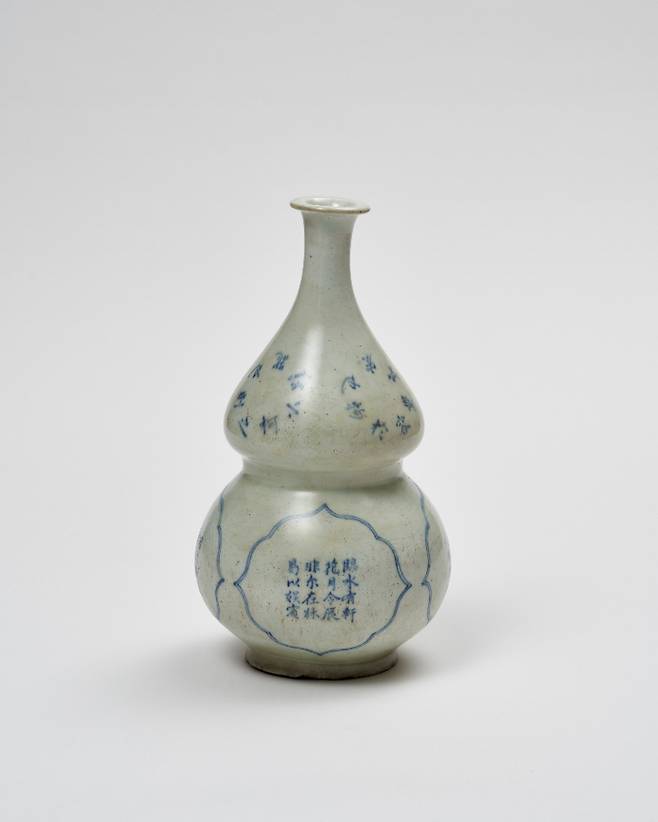 표형문자입주병(瓢形文字入酒甁), 18-19세기 초, 도자 Porcelain, 33x18x18cm. 학고재 제공
