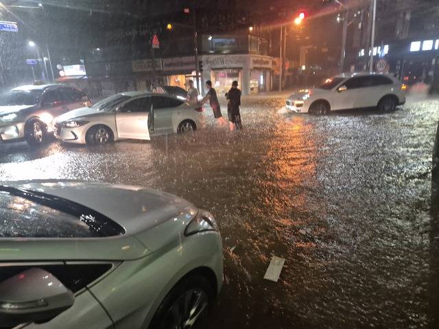 6~7일 밤사이 내린 역대급 극한호우로 전북 곳곳에서 피해가 속출하고 있다. 전북 군산 나운동 일대의 모습. 사진=군산시