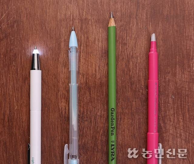 다양한 기능의 펜들. 왼쪽부터 불빛이 나오는 ‘제브라 라이트 라이트 알파’, 풀이 나오는 ‘아쿠아 핏’, 정원에서 유용하게 쓰이는 ‘리라 가든’ 연필, 펜 끝에 작은 칼이 달린 ‘오토 세라믹 커터’.