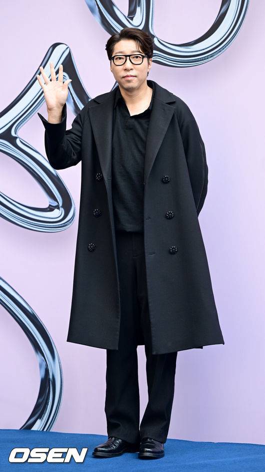 [OSEN=최규한 기자] 7일 서울 동대문디자인플라자(DDP)에서 '2025 S/S 서울패션위크’가 열렸다. 2025년 봄/여름 K-패션 트렌드를 한눈에 만나 볼 수 있는 서울패션위크는 7일까지 계속된다.크리에이터 대도서관이 포즈를 취하고 있다. 2024.09.07 / dreamer@osen.co.kr