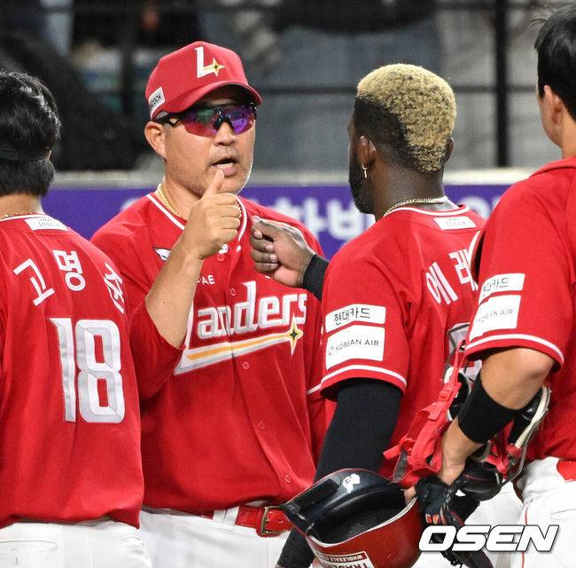 [OSEN=대전, 이대선 기자] 한화 이글스는 22일 대전 한화생명볼파크에서 열린 ‘2025 신한은행 SOL Bank KBO리그’ SSG 랜더스와의 경기에서 연잘 혈투 끝에 1-0 패배를 당했다. 경기 종료후 SSG 이숭용 감독이 에레디아와 승리의 기쁨을 나누고 있다.  2025.08.22 /sunday@osen.co.kr