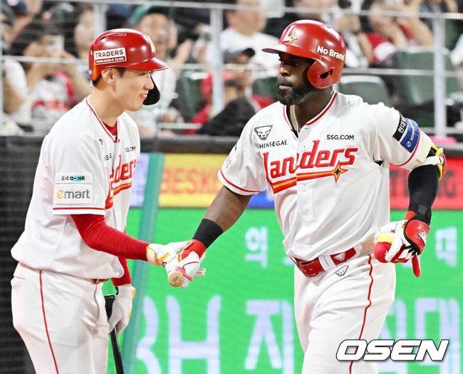 [OSEN=인천, 민경훈 기자] 26일 인천 SSG랜더스필드에서 ‘2025 신한 SOL Bank KBO리그’ SSG 랜더스와 KIA 타이저그의 경기가 열렸다.홈팀 SSG는 문승원, 어웨이팀 KIA는 양현종을 선발로 내세웠다. 8회말 1사 SSG 에레디아  좌월 솔로 홈런을 때린 후 덕아웃 앞에서 기뻐하고 있다. 2025.08.26 / rumi@osen.co.kr