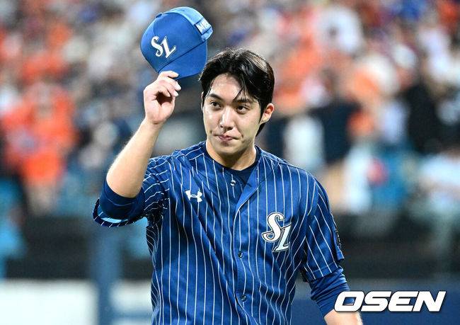 [OSEN=대구, 최규한 기자] 7일 대구삼성라이온즈파크에서 ‘2025 신한 SOL Bank KBO리그’ 삼성 라이온즈와 한화 이글스의 경기가 열렸다.홈팀 삼성은 원태인, 방문팀 한화는 황준서를 선발로 내세웠다.7회초 1사 1, 2루 상황 삼성 선발 원태인이 마운드를 내려오며 팬들의 환호에 모자를 벗어 인사하고 있다. 2025.09.06 / dreamer@osen.co.kr