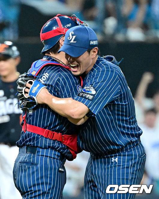 [OSEN=대구, 최규한 기자] 프로야구 삼성 라이온즈가 한화 이글스를 꺾고 전날 패배를 설욕했다.삼성은 7일 대구삼성라이온즈파크에서 열린 한화와의 홈경기에서 4-3으로 승리했다. 이로써 삼성은 지난 6일 한화에 4-7로 덜미를 잡힌 아쉬움을 씻어냈다. 삼성 강민호는 프로야구 역대 포수 최초로 개인 통산 350홈런 시대를 열었고 김재윤은 개인 통산 190세이브를 달성했다.  경기를 마무리지은 삼성 투수 김재윤과 포수 강민호가 인사를 나누고 있다. 2025.09.06 / dreamer@osen.co.kr