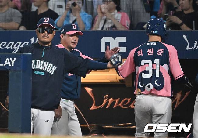 [OSEN=창원, 이석우 기자] 7일 창원NC파크에서 2025 신한 SOL 뱅크 KBO 리그 NC 다이노스와 KIA 타이거즈의 경기가 열렸다. 홈팀 NC는 구창모가, 방문팀 KIA는 양현종이 선발 출전했다. NC 다이노스 최원준이 3회말 1사 1,3루 데이비슨의 우익수 희생플라이때 득점을 올리고 이호준 감독의 축하를 받고 있다. 2025.09.07 / foto0307@osen.co.kr