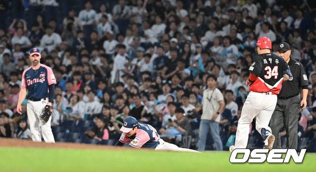 [OSEN=창원, 이석우 기자] 7일 창원NC파크에서 2025 신한 SOL 뱅크 KBO 리그 NC 다이노스와 KIA 타이거즈의 경기가 열렸다. 홈팀 NC는 구창모가, 방문팀 KIA는 양현종이 선발 출전했다. NC 다이노스 하준영이 6회초 KIA 타이거즈 최형우의 1루 땅볼때 포구 실책하고 있다. 2025.09.07 / foto0307@osen.co.kr