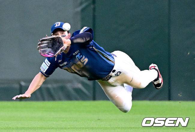 [OSEN=인천, 최규한 기자] 29일 인천 SSG랜더스필드에서 ‘2025 신한 SOL Bank KBO리그’ SSG 랜더스와 NC 다이노스의 경기가 열렸다.이날 홈팀 SSG은 김건우, 방문팀 NC는 로건 앨런을 선발로 내세웠다.2회말 2사 주자없는 상황 SSG 최지훈의 뜬공 타구를 NC 중견수 천재환이 몸을 날려 잡아내고 있다. 2025.05.29 / dreamer@osen.co.kr