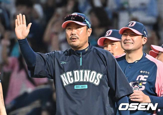 [OSEN=창원, 이석우 기자] 7일 창원NC파크에서 2025 신한 SOL 뱅크 KBO 리그 NC 다이노스와 KIA 타이거즈의 경기가 열렸다. 홈팀 NC는 구창모가, 방문팀 KIA는 양현종이 선발 출전했다. NC 다이노스 이호준 감독이 KIA 타이거즈에 2-1로 승리, 4연패를 끊은 선수들과 하이파이브를 하고 있다. 2025.09.07 / foto0307@osen.co.kr