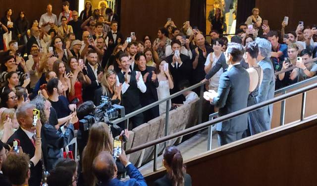 ▲지난달 29일(현지시간) 이탈리아 베네치아 리도섬의 살라 그란데 극장에서 열린 영화 '어쩔수가없다' 프리미어 상영회에서 박찬욱 감독, 배우 손예진, 이병헌이 상영이 끝난 뒤 관객들의 박수에 화답하고 있다. ⓒ연합뉴스