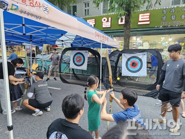 ▲6일 광주 남구 군분로 토요야시장 개막식 행사에서 한 학생이 남구청양궁선수단의 도움을 받아 양궁 체험을 하고 있다.2025.09.06ⓒ광주 남구