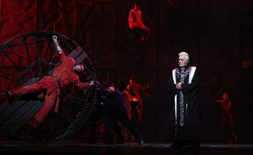 뮤지컬&nbsp;‘노트르담 드 파리’에서 열연 중인 다니엘 라부아.&nbsp; 뉴스1