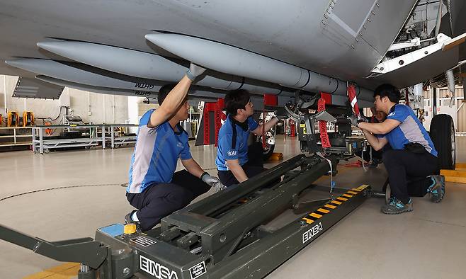 경남 사천 한국항공우주산업(KAI) 본사 격납고에서 정비사들이 미티어 중거리 공대공미사일을 장착하고 있다. 세계일보 자료사진