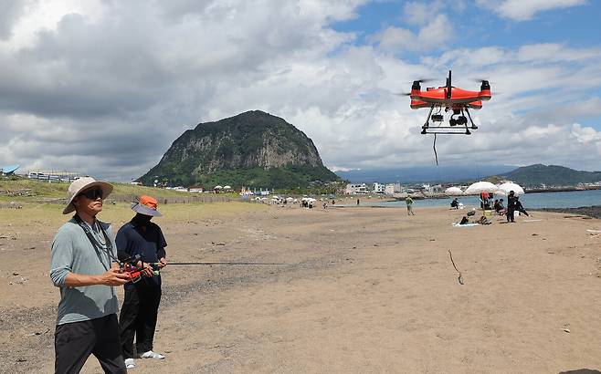 6일 제주 서귀포시 안덕면 사계해변에서 제주도와 세계일보가 공동 주최한 전국드론낚시대회 인 제주에서 참석자들이 드론낚시를 하고 있다. 제주=이재문 기자