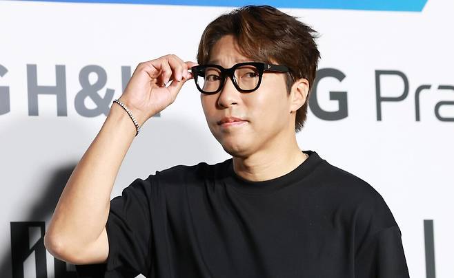 지난 4일 서울 동대문디자인플라자(DDP)에서 열린 2026 S/S 서울패션위크 패션쇼에 참석한 대도서관. 뉴스1