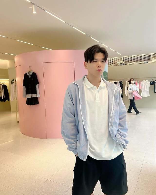 문짝남 피지컬을 자랑하는 윤후. 윤후 母 SNS 캡처