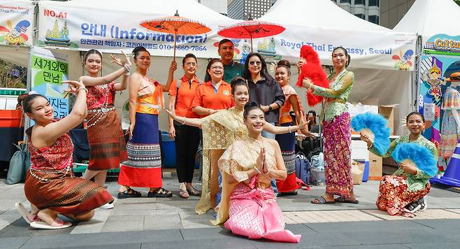7일 서울 중구 청계광장에서 '싸왓디 서울 타이 페스티벌: 디스커버 타일랜드'가 열린 가운데 태국 전통 무용수들이 기념촬영을 하고 있다.