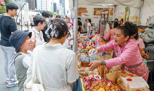 7일 서울 중구 청계광장에서 '싸왓디 서울 타이 페스티벌: 디스커버 타일랜드'가 열린 가운데 시민들이 태국 전통 과자를 맛보고 있다.