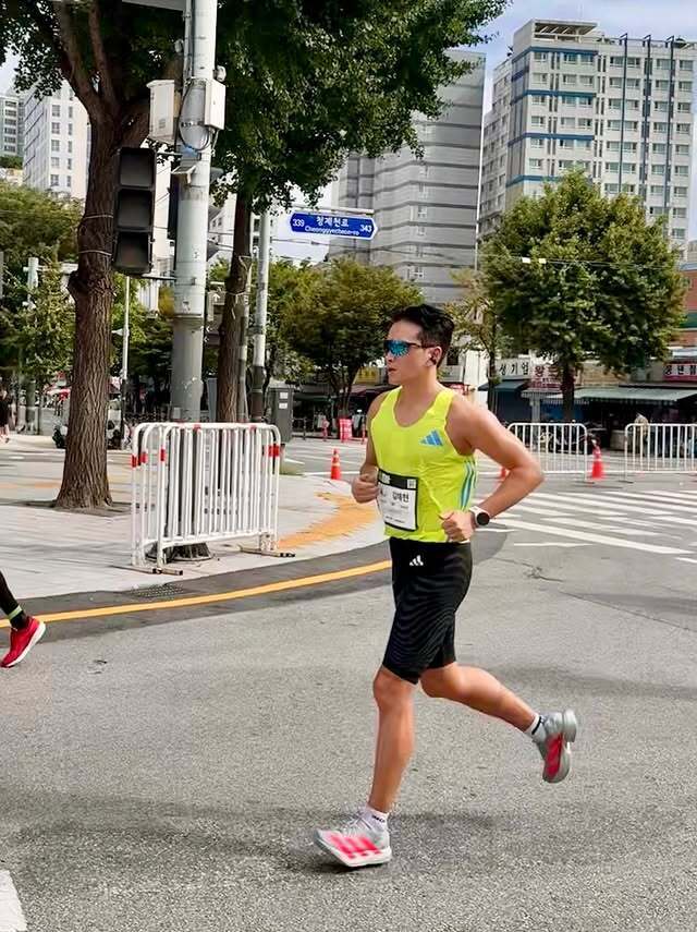 이날 진태현은 아내를 지키기 위해 달린다고 밝혀 사랑꾼의 면모를 드러냈다. 진태현 SNS 캡처