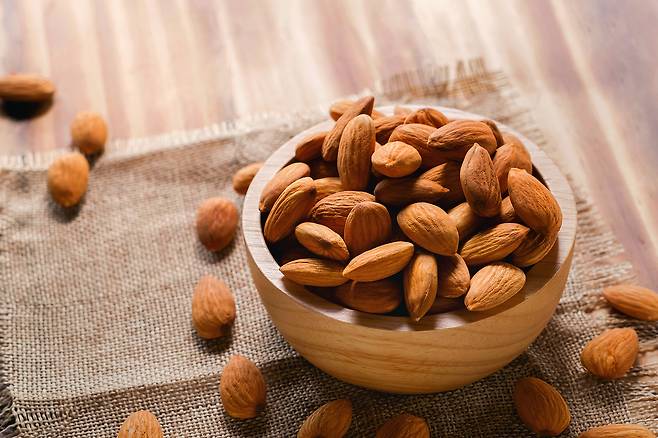 우울감을 날리고 싶다면 자극적인 음식은 피하고 채소나 과일, 견과류나 따뜻한 우유 등을 섭취하면 도움이 된다. 클립아트코리아 제공