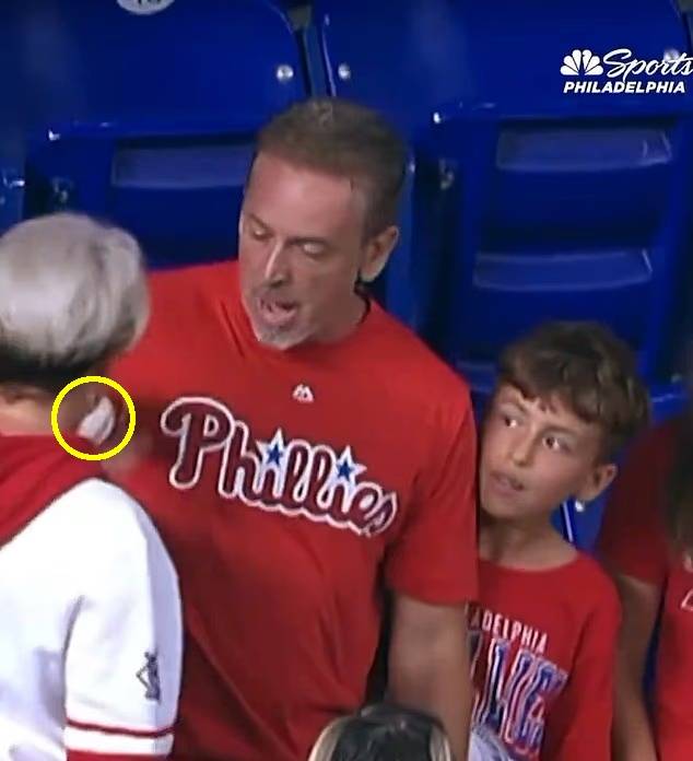 아버지가 아들의 글러브에서 꺼낸 홈런공을 여성에게 건네는 순간. 옆에 있던 아들은 놀란 표정으로 이를 지켜보고 있다. 출처=NBC스포츠 필라델피아