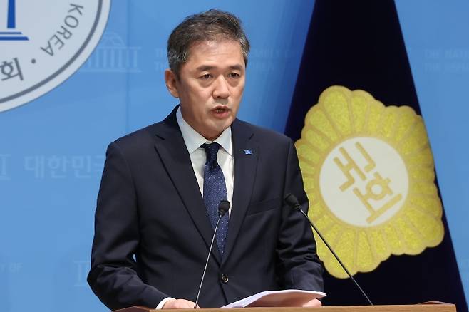 황현선 조국혁신당 사무총장이 7일 국회 소통관에서 당내 성 비위 사건에 대해 사과하며 사퇴 의사를 밝히고 있다.  연합뉴스