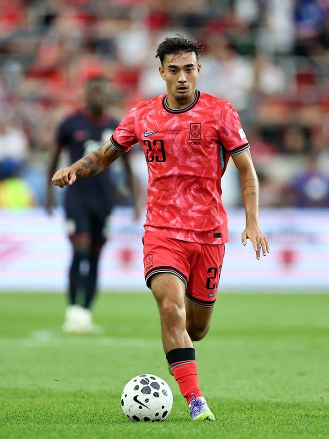 한국 축구 국가대표 옌스 카스트로프가 7일(한국시간) 미국 뉴저지주 해리슨 스포츠일러스트레이티드 스타디움에서 열린 미국과의 평가전에서 드리블하고 있다. 해리슨 연합뉴스