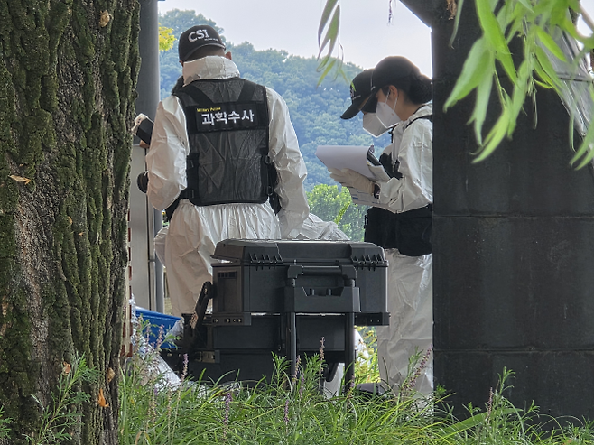 2일 대구 수성구 수성못 인근 공중화장실 뒤편에서 현역 육군 대위가 총상을 입고 숨진 채 발견돼 육군수사단, 경찰 과학수사대 등이 현장조사를 벌이고 있다. 2025. 09. 02. 대구 민경석 기자
