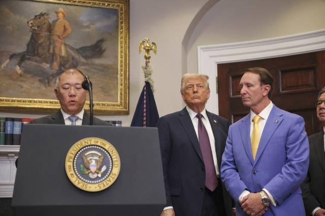 정의선(왼쪽) 현대차그룹 회장이 지난 3월 24일(현지 시간) 미국 워싱턴DC 백악관에서 도널드 트럼프 대통령이 지켜보는 가운데 31조 원가량의 대미 투자 계획을 발표하고 있다. AP연합뉴스