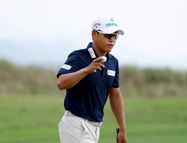 문도엽이 KPGA 투어 파운더스컵 최종 라운드 1번 홀에서 버디를 잡아낸 후 갤러리들에게 인사하고 있다. 사진 제공=KPGA