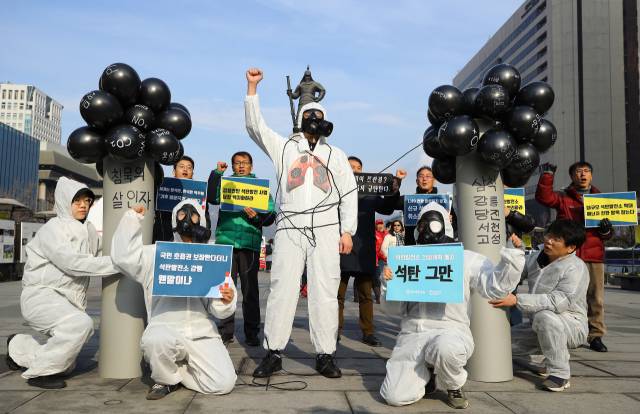 서울 광화문 광장에서 열린 '8차 전력수급 기본계획에 대한 지역주민대책위와 환경단체' 기자회견에서 참석한 환경단체 회원들이 '석탄화력과 송전선로 건설사업 취소'를 촉구하는 구호를 외치고 있다. 연합뉴스 2017.12.7