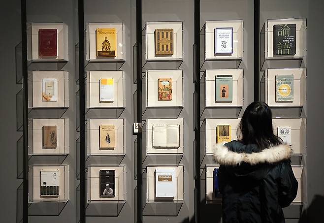 중국 베이징 국립박물관에 다양한 언어로 번역된 <논어>가 전시돼 있다. ⓒXinhua
