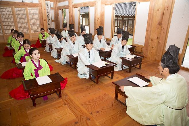 경남 양산시 남강서원에서 조선시대 유생 복장으로 <논어>를 공부하는 학생들의 모습. ⓒ연합뉴스