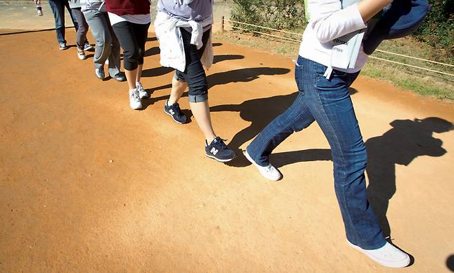 노년기에 '얼마나 잘 걷느냐'는 건강의 핵심 지표가 된다. 이때 중요한 역할을 하는 것이 엉덩이다. 사진은 2010년 가톨릭중앙의료원이 주최한 걷기 대회 모습 ⓒ시사저널 임준선