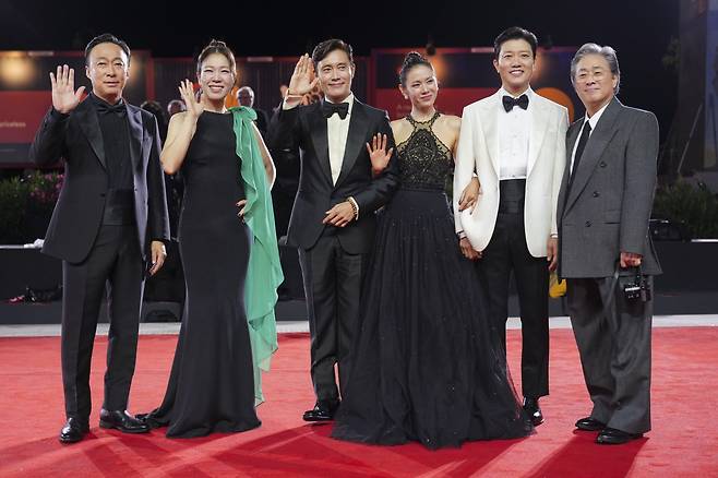 [베네치아=AP/뉴시스] 박찬욱(오른쪽) 감독이 29일(현지 시간) 이탈리아 베네치아에서 열린 제82회 베네치아국제영화제에서 영화 ‘어쩔 수가 없다’(No Other Choice) 포토콜 행사에 참석해 출연진과 함께 포즈를 취하고 있다. 왼쪽부터 배우 이성민, 염혜란, 이병헌, 손예진, 박희순. 2025.08.30.