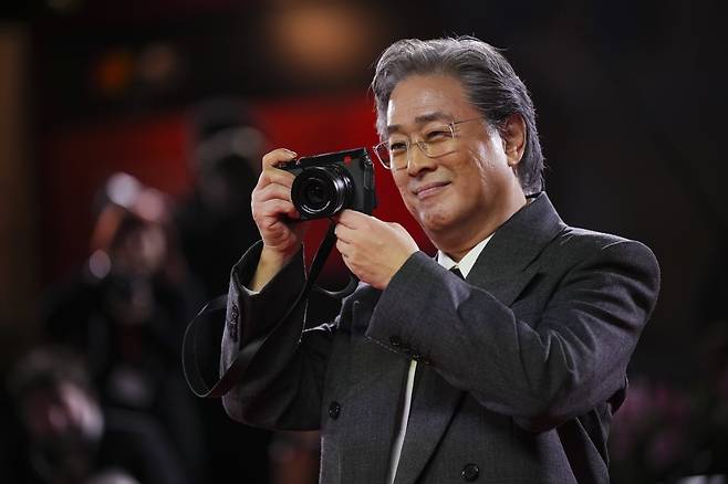 [베네치아=AP/뉴시스] 박찬욱 감독이 29일(현지 시간) 이탈리아 베네치아에서 열린 제82회 베네치아국제영화제에서 영화 ‘어쩔 수가 없다’(No Other Choice) 포토콜 행사에 참석해 카메라를 들고 포즈를 취하고 있다. 2025.08.30.