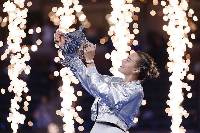 아리나 사발렌카가 6일(현지시간) 미국 뉴욕의 빌리진킹 내셔널 테니스 센터에서 끝난 시즌 마지막 메이저대회인 US오픈 여자 단식 결승에서 어맨다 아니시모바를 꺾고 우승한 뒤 트로피에 입을 맞추고 있다. 게티이미지코리아