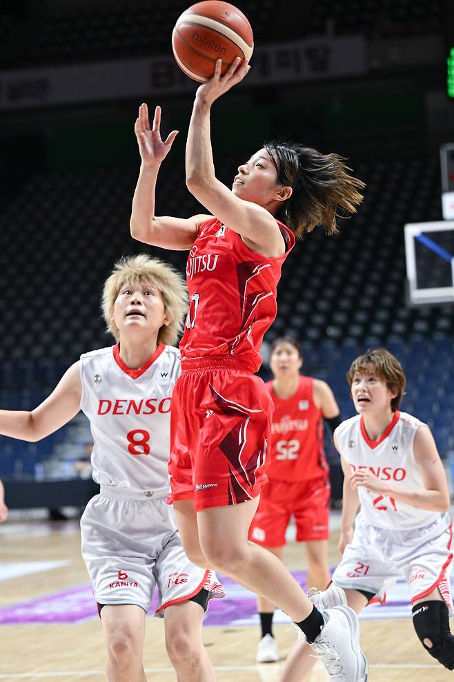 일본 여자농구 후지쯔 레드웨이브의 마에자와 미오가 7일 부산에서 열린 덴소 아이리스와의 박신자컵 결승전에서 골밑 슛하고 있다. WKBL 제공