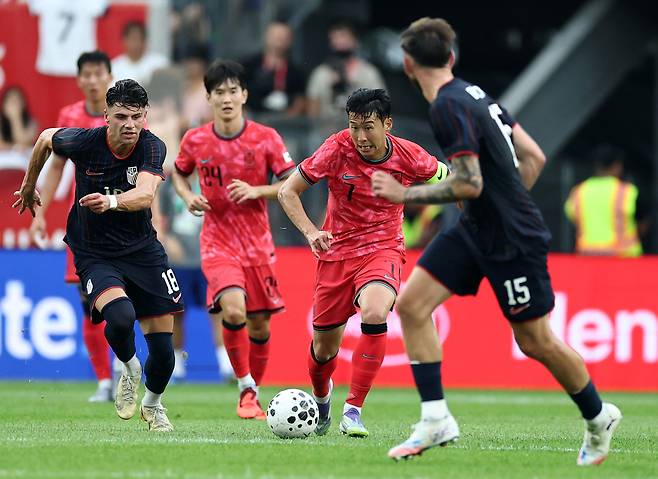 미국전 드리블을 시도하는 손흥민. 연합뉴스