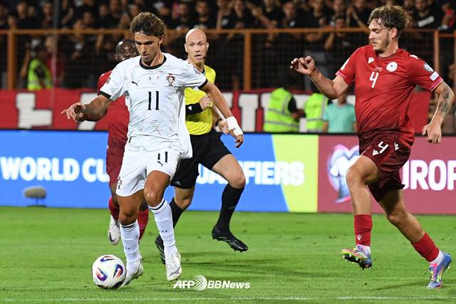 경기에 집중하는 주앙 펠릭스(왼쪽). /AFPBBNews=뉴스1