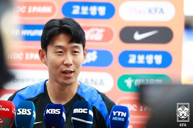 인터뷰하는 손흥민. /사진=대한축구협회 제공