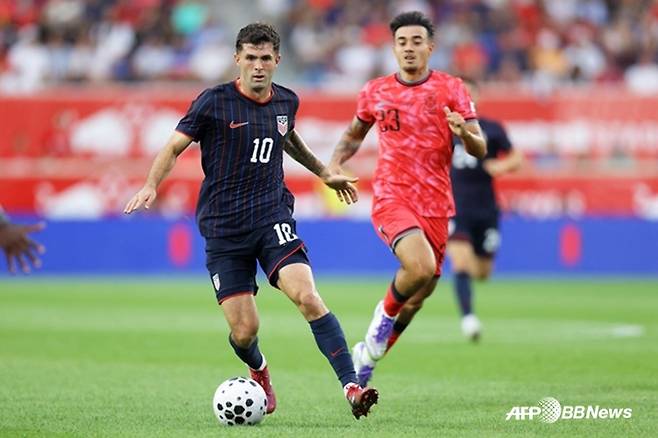 크리스천 풀리식(왼쪽)과 옌스 카스트로프. /AFPBBNews=뉴스1