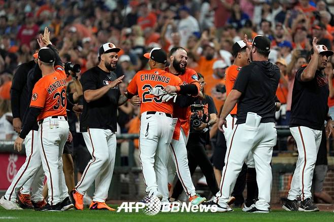 볼티모어 오리올스 선수들이 7일(한국 시각) 미국 메릴랜드주 볼티모어에 위치 오리올파크 앳 캠든 야즈에서 펼쳐진 2025 미국 프로야구 메이저리그(MLB) LA 다저스와 정규시즌 홈경기에서 9회 2사 후 끝내기 승리를 거둔 뒤 기뻐하고 있다. /AFPBBNews=뉴스1