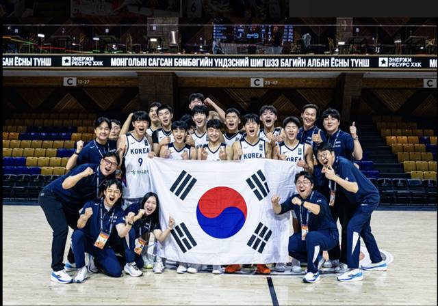 기뻐하는 한국 16세 이하 농구 대표팀. /사진=FIBA 홈페이지 캡처