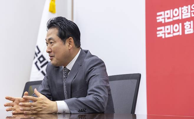 연합뉴스와 인터뷰하는 국민의힘 장동혁 대표     (서울=연합뉴스) 황광모 기자 = 국민의힘 장동혁 대표가 지난 5일 국회 내 대표실에서 연합뉴스와 가진 인터뷰에서 향후 정국 전망과 당 운영 방안에 대해 말하고 있다. 2025.9.7
    hkmpooh@yna.co.kr