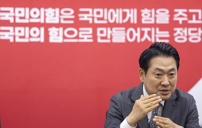 연합뉴스와 인터뷰하는 국민의힘 장동혁 대표     (서울=연합뉴스) 황광모 기자 = 국민의힘 장동혁 대표가 지난 5일 국회 내 대표실에서 연합뉴스와 가진 인터뷰에서 향후 정국 전망과 당 운영 방안에 대해 말하고 있다. 2025.9.7
    hkmpooh@yna.co.kr