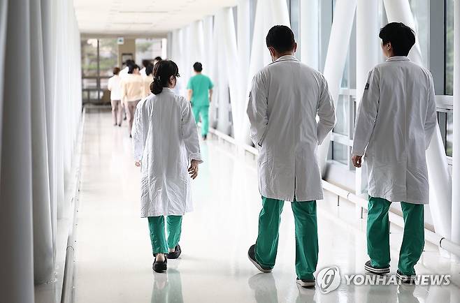 돌아온 전공의…병원 상황은? (서울=연합뉴스) 김성민 기자 = 서울 시내 한 대형병원에서 의료진이 이동하고 있다. 2025.9.1 ksm7976@yna.co.kr