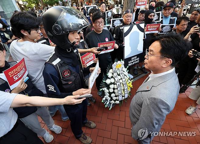 배달 노동자들과 대화 나누는 김영훈 장관 (서울=연합뉴스) 이동해 기자 = 지난달 12일 양경수 민주노총 위원장 면담을 위해 서울 중구 전국민주노동조합총연맹(민주노총)을 방문한 김영훈 고용노동부 장관이 라이더유니온 관계자로부터 서한서를 받고 있다. 2025.8.12 eastsea@yna.co.kr