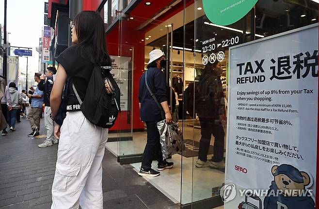 외국인 관광객으로 붐비는 명동 지난 3월 23일 서울 명동거리 모습. [연합뉴스 자료사진]